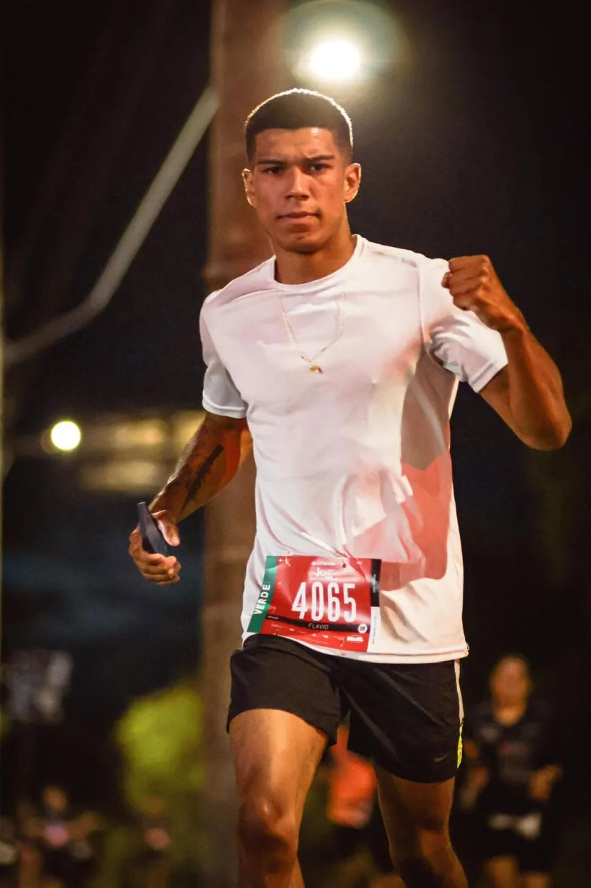 Flávio Barbosa correndo em uma prova noturna.