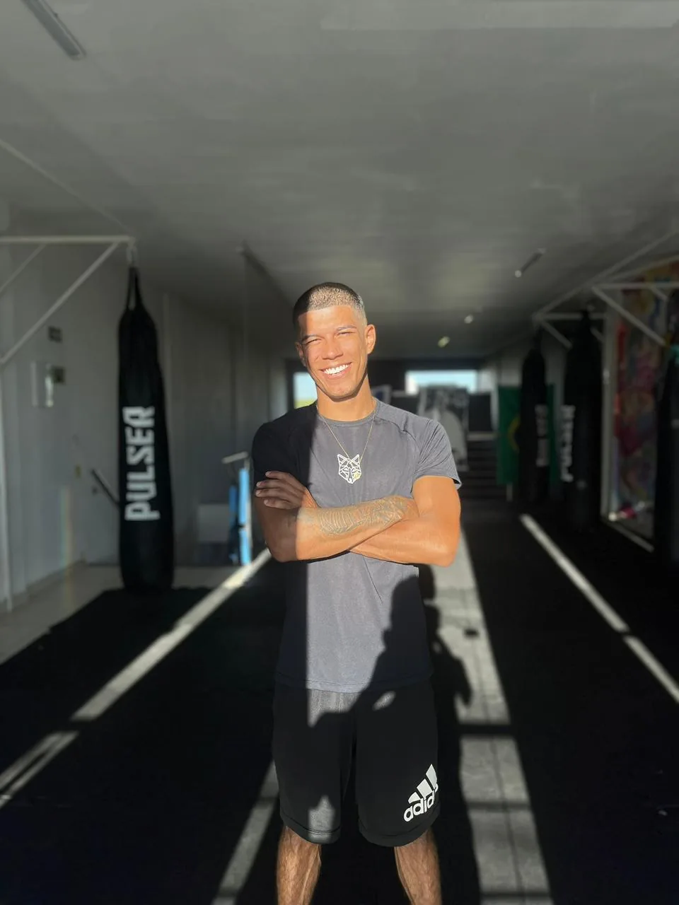 Flávio Barbosa em uma academia.
